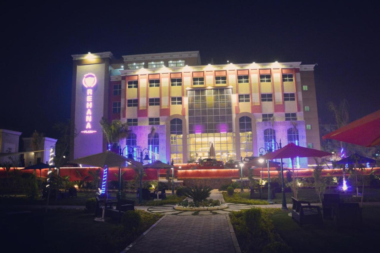 Rehana Plaza Hotel Κάιρο Εξωτερικό φωτογραφία The hotel at night